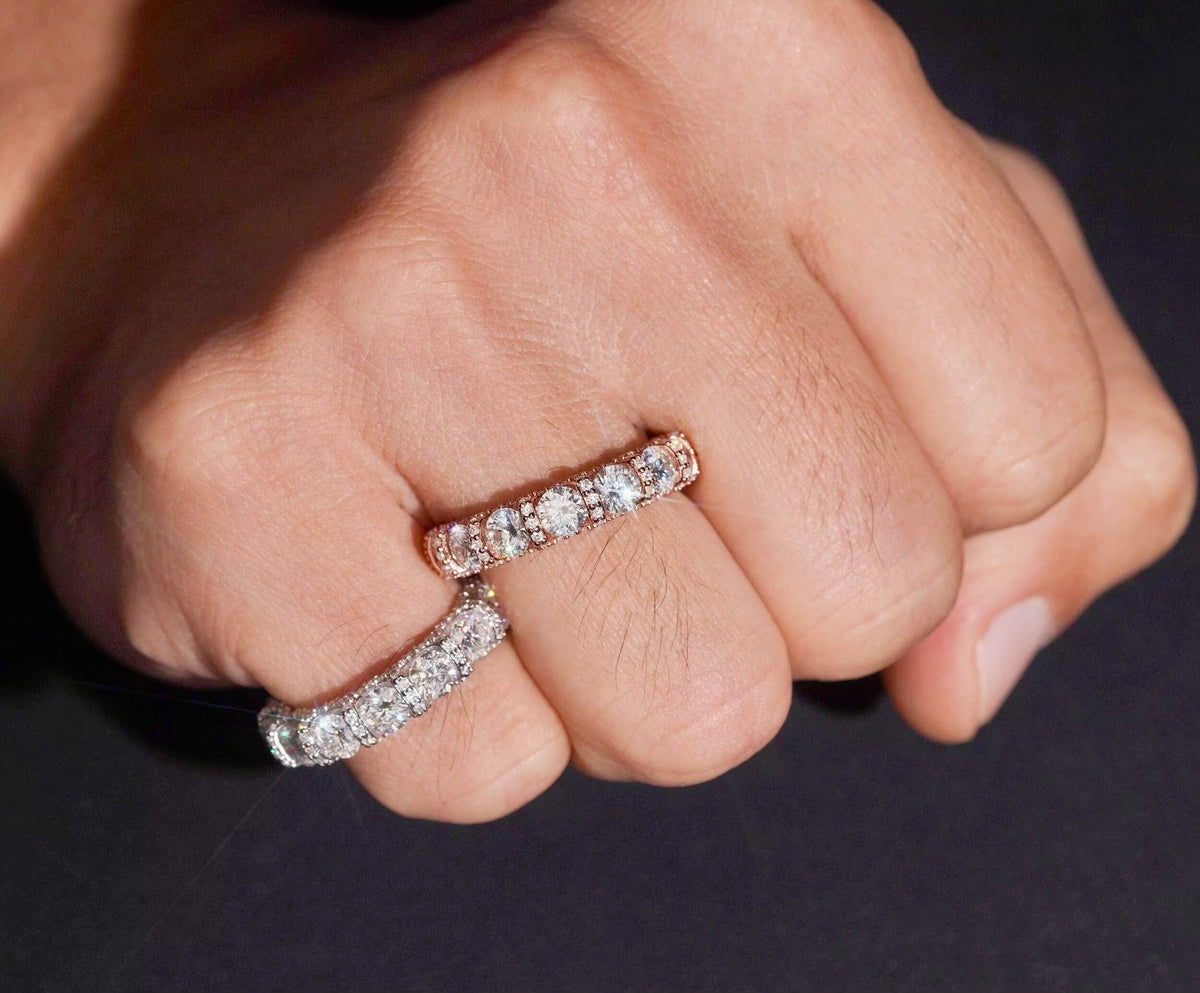 Bague fine en argent 925 personnalisée et entièrement pavée de moissanite VVS KC.LUXURY