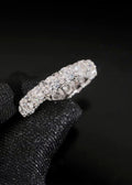 Bague fine en argent 925 personnalisée et entièrement pavée de moissanite VVS KC.LUXURY