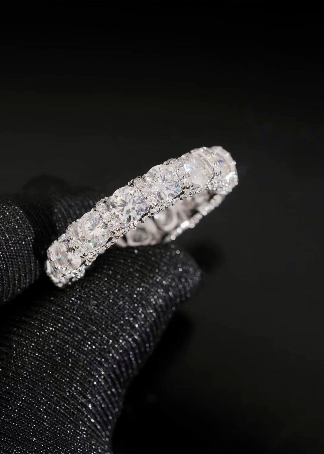 Bague fine en argent 925 personnalisée et entièrement pavée de moissanite VVS KC.LUXURY