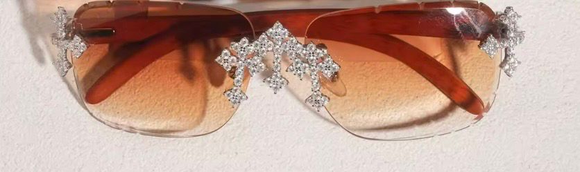 Lunettes de soleil  avec croix incrustée de Diamants Moissanite VVS KC.LUXURY