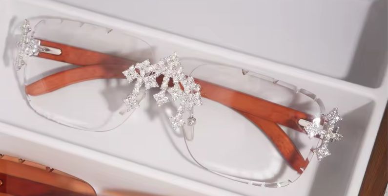 Lunettes de soleil  avec croix incrustée de Diamants Moissanite VVS KC.LUXURY