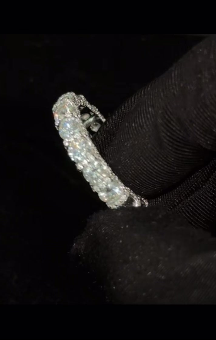 Bague fine en argent 925 personnalisée et entièrement pavée de moissanite VVS